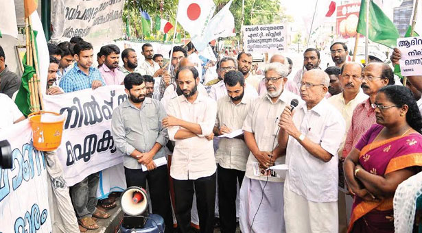 ആദിവാസികൾ നിൽക്കുന്നു, സർക്കാർ ഇ…ഴ…യു…ന്നു – ബി.ആർ.പി. ഭാസ്കർ